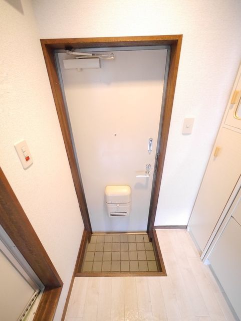 玄関　同建物別号室別タイプ参考写真です