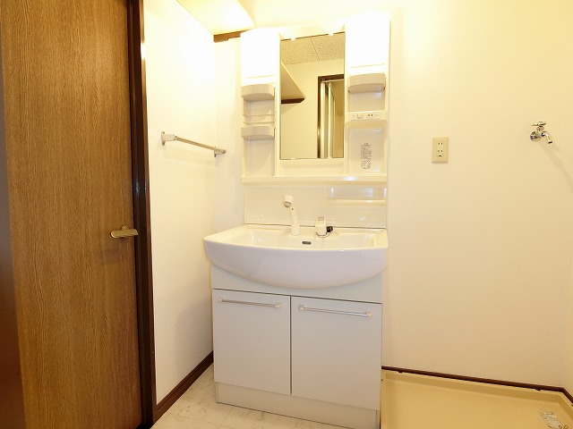 洗面設備　別のお部屋のモデルルームになります。※現況優先