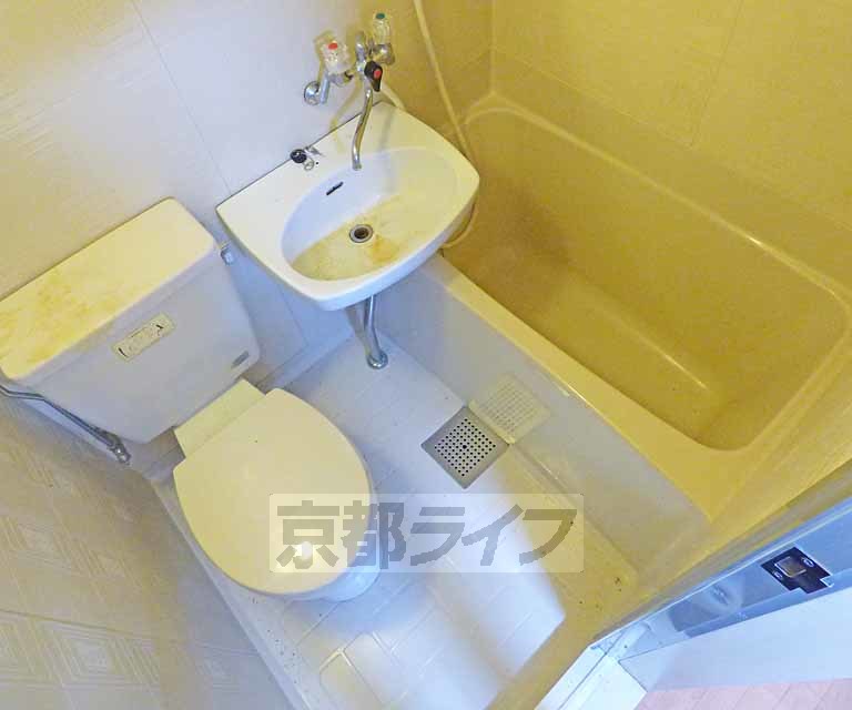 バス・シャワールーム　広々とした浴室です。