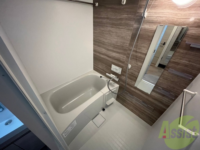 バス・シャワールーム　お風呂です。広々したバスでゆっくりくつろげます。