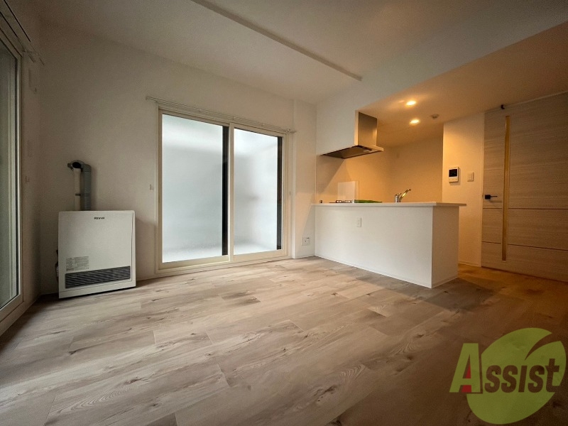 居室・リビング　木目のフローリングは落ち着きのある印象のお部屋になりますね。