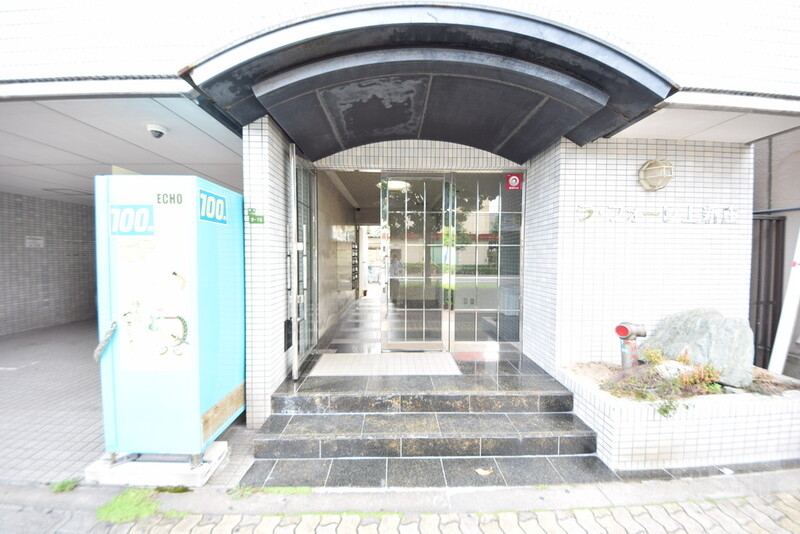 エントランス　立派な外観