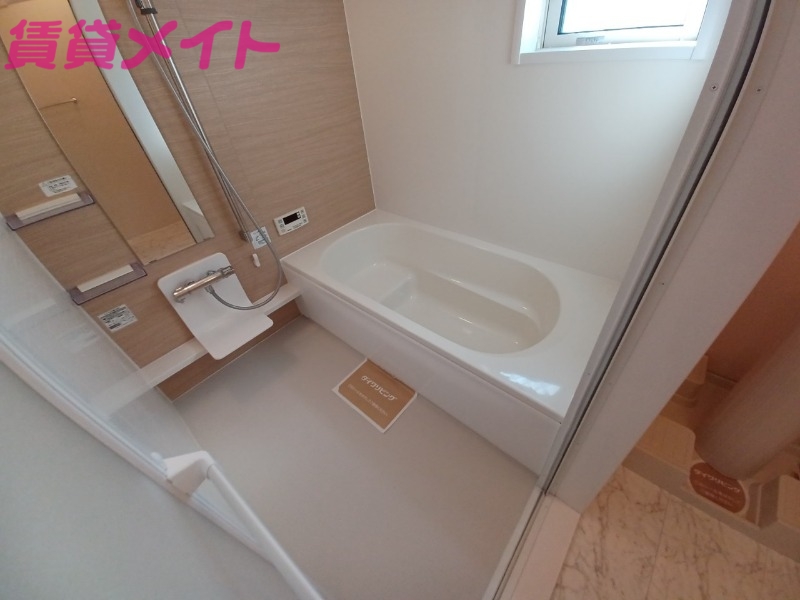 バス・シャワールーム　別部屋反転参考写真です