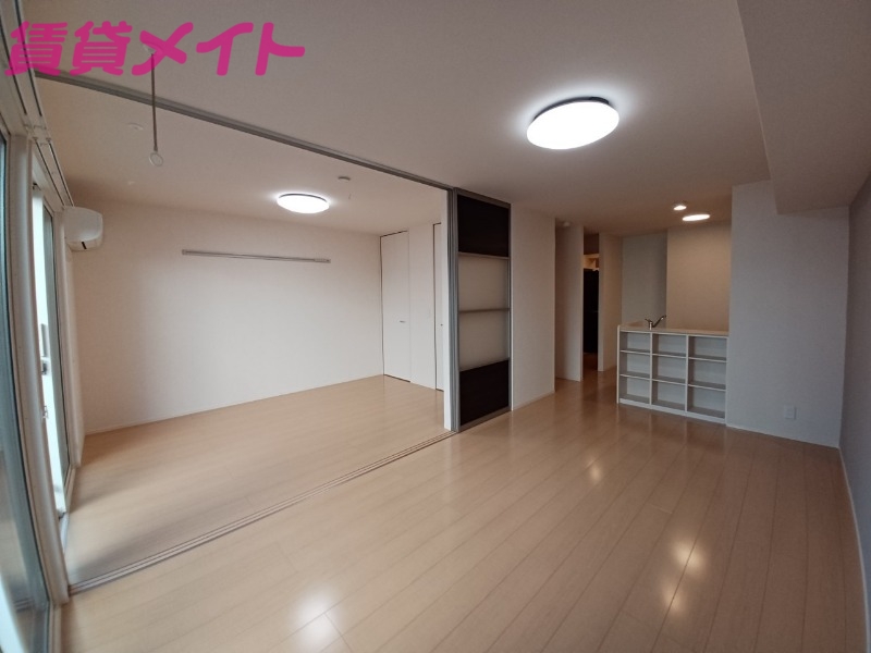 居室・リビング　別部屋反転参考写真です