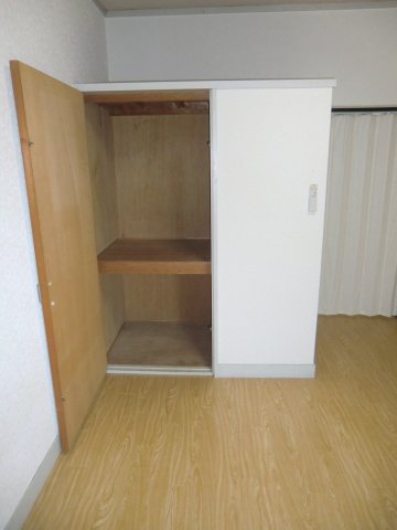 収納　奥行があるので布団なども収納出来ます