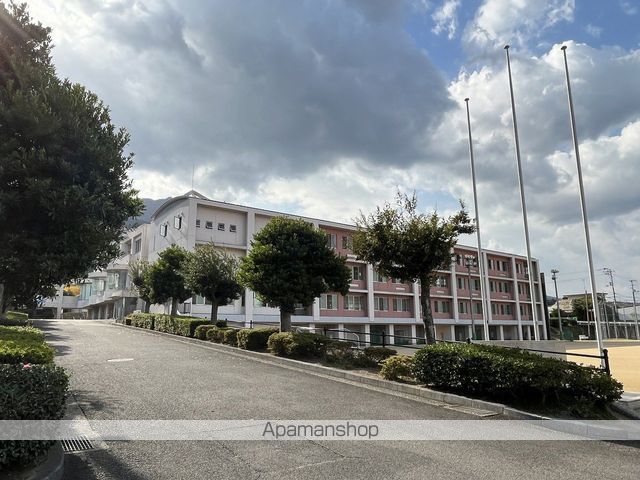 中学校　四国中央市立三島南中学校（中学校）まで472m