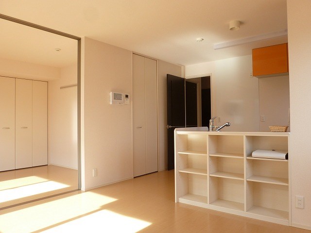 居室・リビング　写真は101号室です（参考）