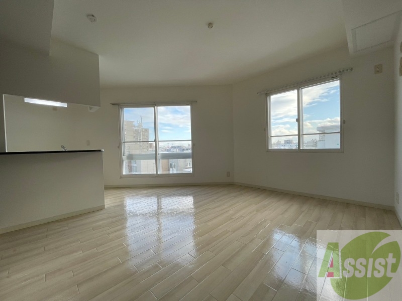 居室・リビング　リビングです。窓が大きくて明るいですね！