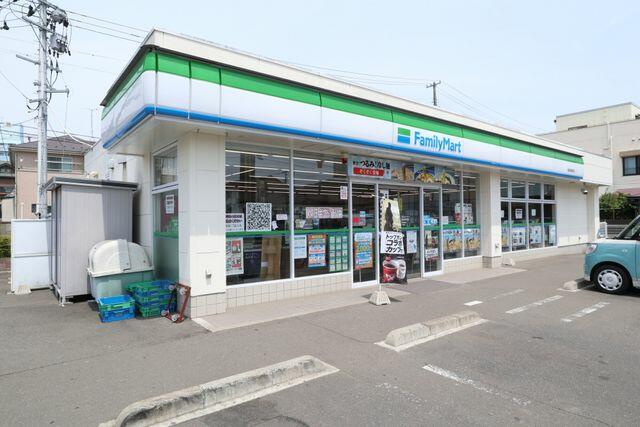 コンビニ　ファミリーマート塩釜尾島町店（コンビニ）まで399m