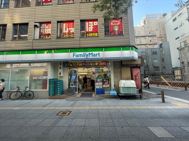 コンビニ　ファミリーマート（コンビニ）まで281m