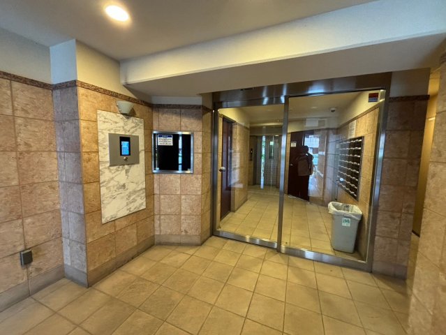 エントランス　ゆとりのあるエントランスです