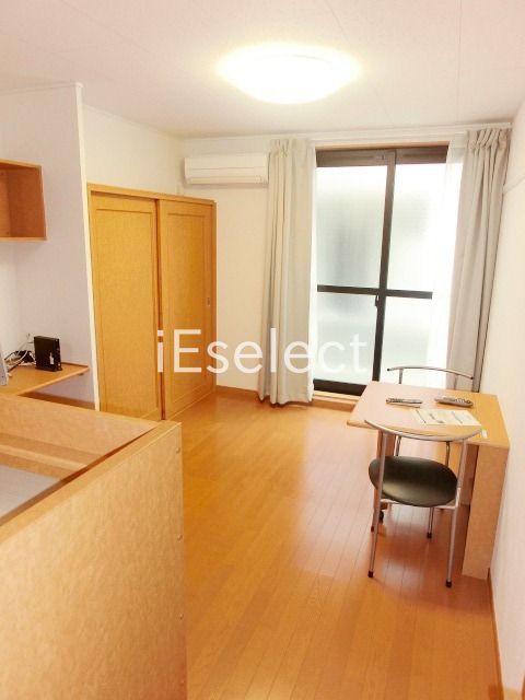 居室・リビング　明るいお部屋です！カーペットの場合もございます。