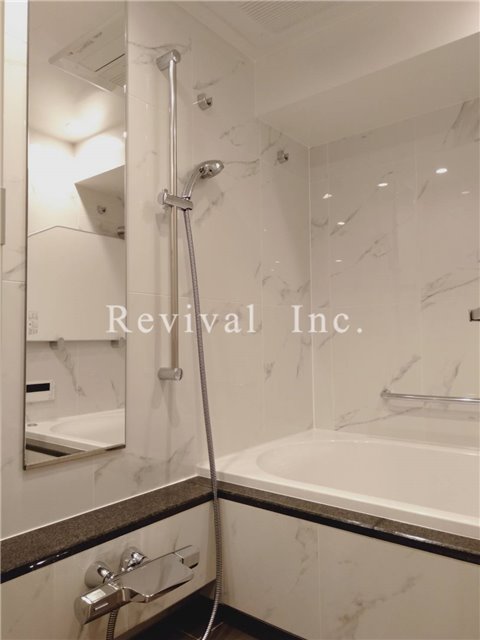 バス・シャワールーム　追い焚き・浴室乾燥完備でございます