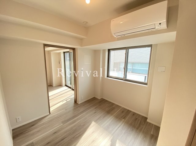 その他部屋・スペース　明るい光の入るベッドルームでございます