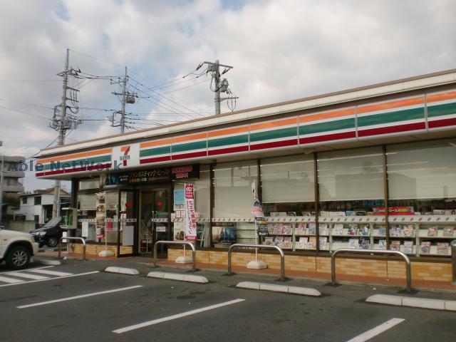 コンビニ　セブンイレブン高崎鶴見町店（コンビニ）まで385m