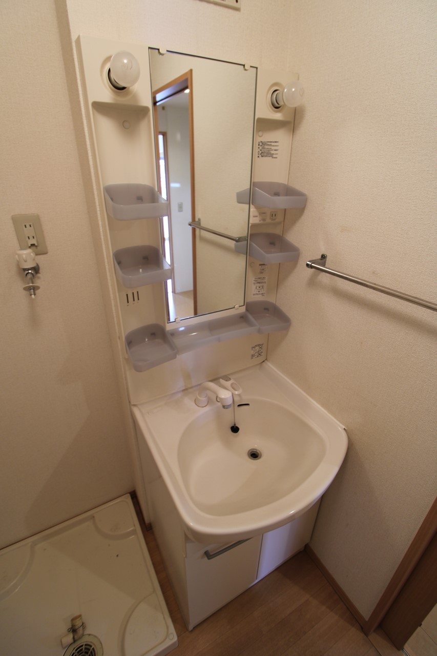 洗面設備　※同物件、別部屋の写真です。
