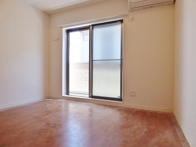 居室・リビング　別号室参考写真です