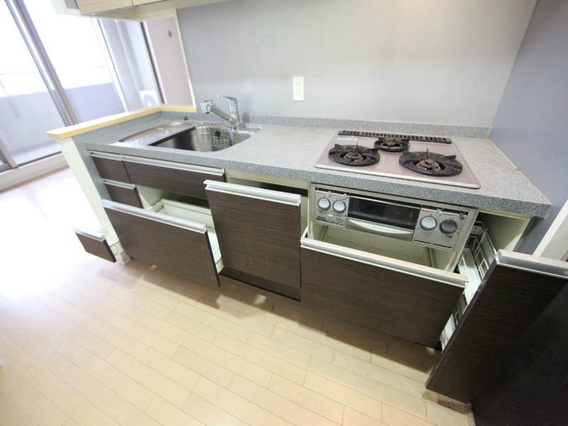 キッチン　カウンターシステムキッチン（ガス3口グリル）