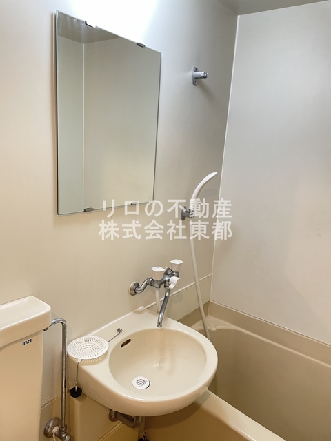 洗面設備　鏡付の洗面ボウルなので、洗顔するときに便利ですね☆