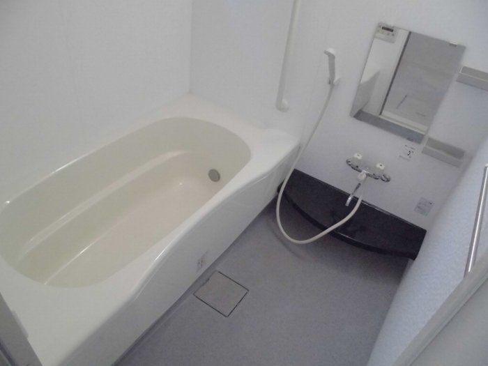 バス・シャワールーム　追い焚き完備・窓付きバスルーム