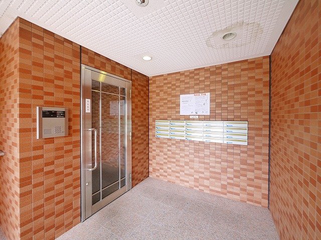 エントランス　落ち着いたエントランスです