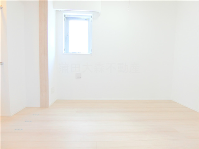 その他　洋室5.7帖　ウォークインクローゼットと室内物干し付の寝室