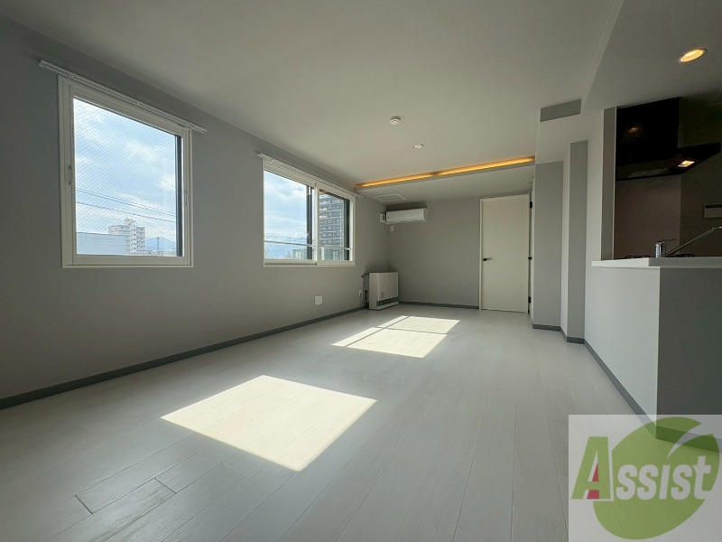 居室・リビング　リビングです。窓が大きくて明るいですね！