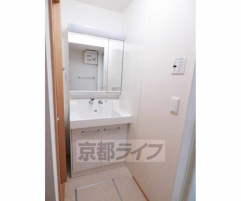 洗面設備　大きな洗面台です。