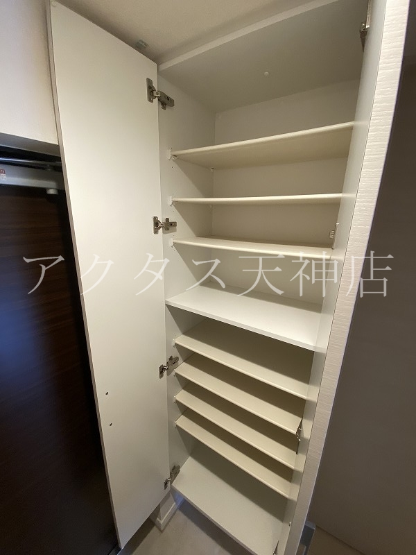 玄関　同マンション内の別号室
