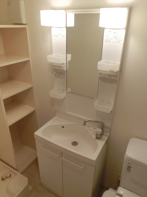 洗面設備　朝の身支度に欠かせない独立洗面所。