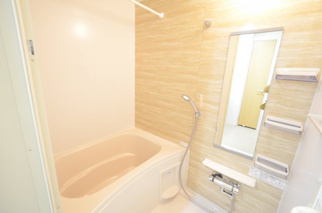 バス・シャワールーム　浴室乾燥機付きで便利です！