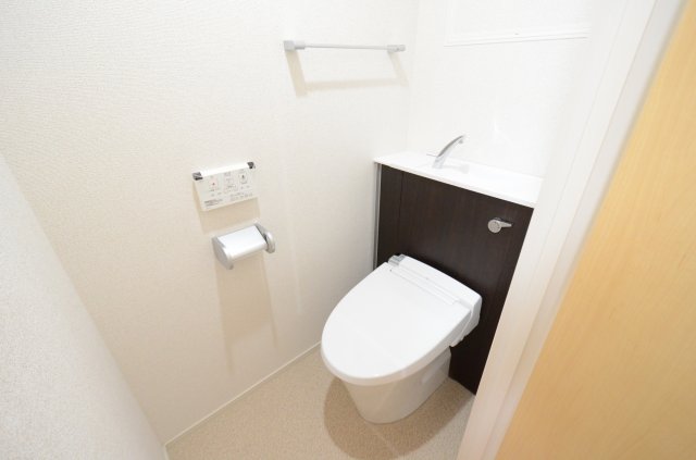 トイレ　温水洗浄便座付きのトイレです♪