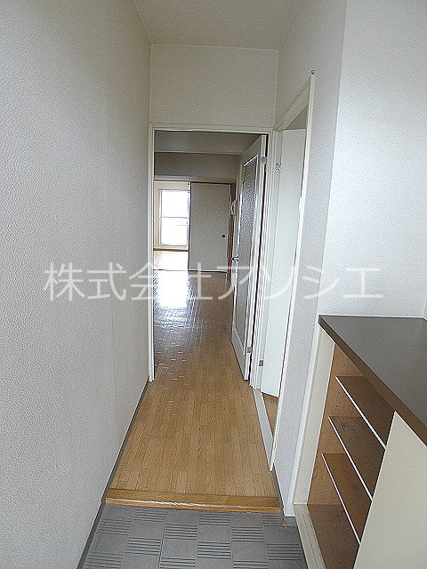 玄関　玄関ホール※同タイプの別のお部屋です。