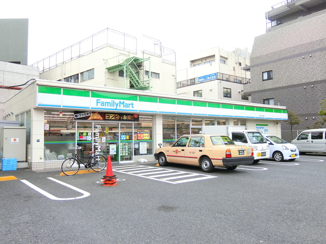 コンビニ　ファミリーマート小豆沢一丁目店（コンビニ）まで309m