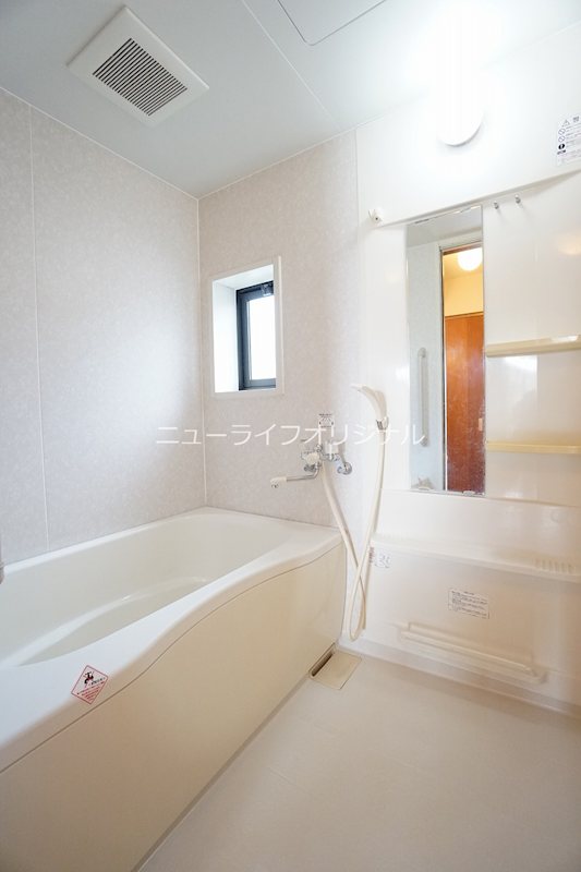 バス・シャワールーム　小窓があり換気に便利な浴室