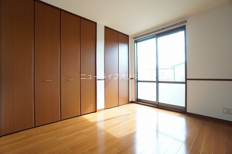 その他部屋・スペース　壁一面の収納のある寝室