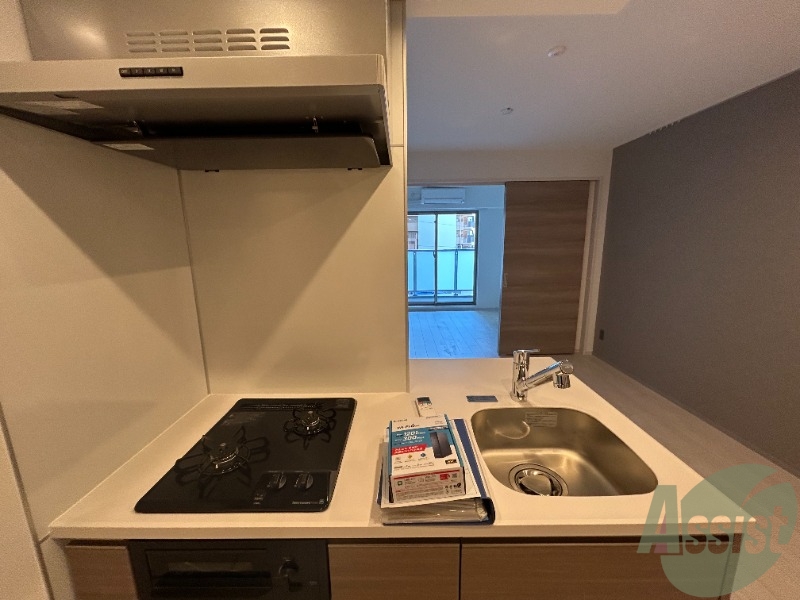 キッチン　２口のガスコンロとグリルが設置済みのシステムキッチンです。