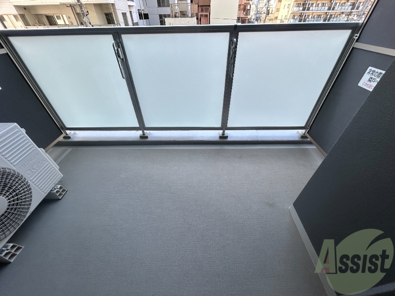 バルコニー　ベランダは洗濯物を干すのに十分な広さがございます。