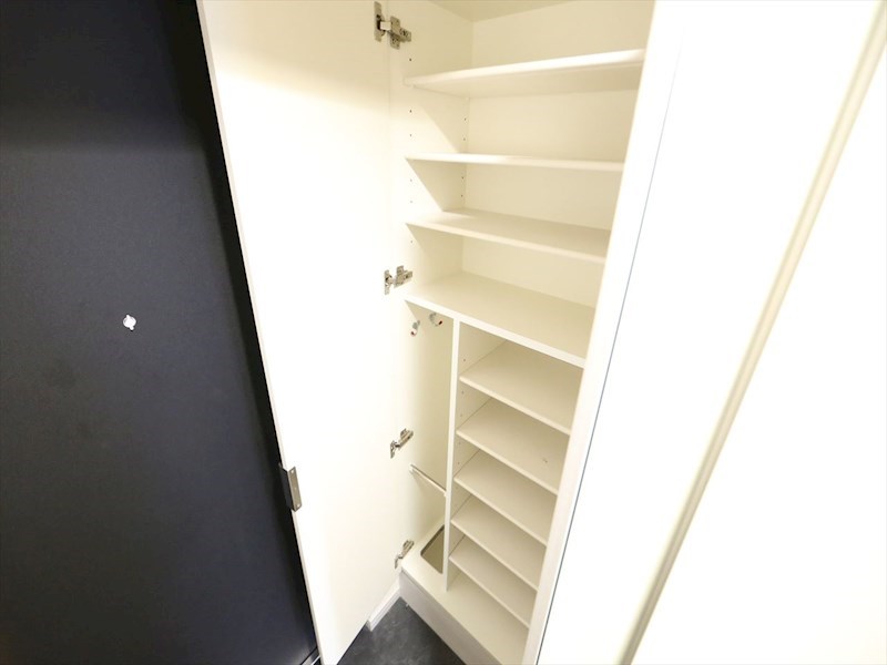 玄関　玄関　シューズボックス付（収納充実してます）