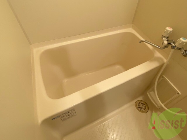 バス・シャワールーム　広めのお風呂なこちら。毎日の疲れはここで癒してください