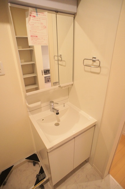 洗面設備　洗面台はシャンプードレッサータイプ！おでかけ準備もラクラク☆