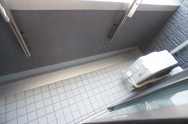 バルコニー　バルコニーがあるので洗濯物を太陽の下で干すことができます♪