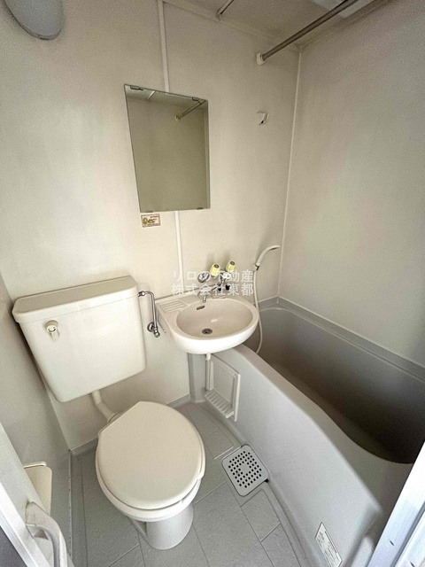 バス・シャワールーム　シャワー派には使いやすい３点ユニット☆洗面台も設置済みです！