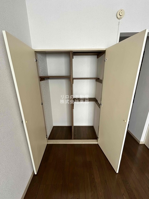 収納　ロングコート・ワンピースなどの収納も可能な縦長収納です！