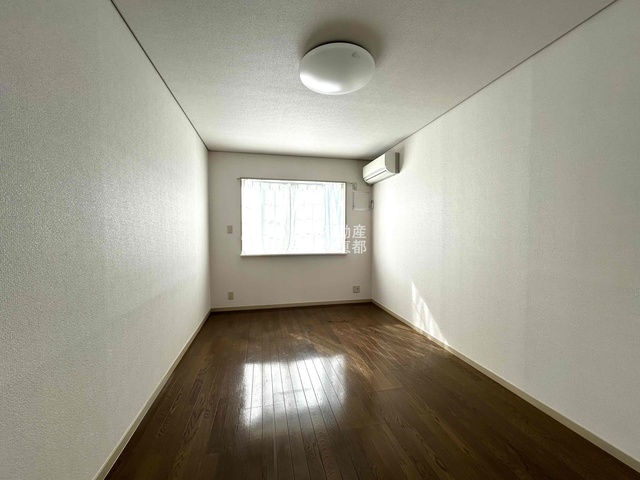 居室・リビング　落ち着いた色合いのフローリングが優しい雰囲気の室内です☆