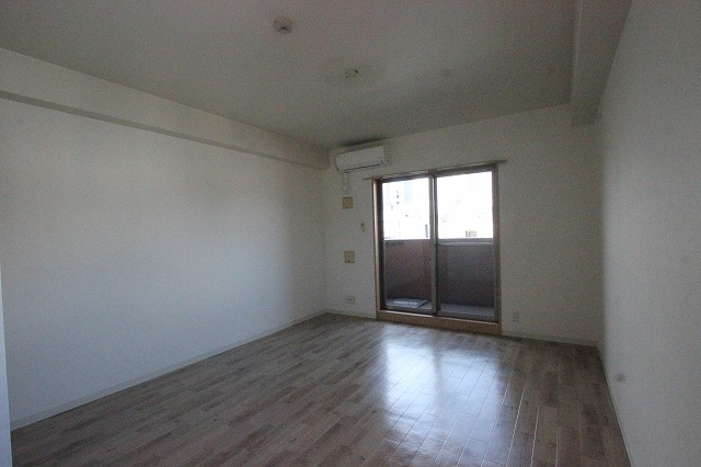 居室・リビング　同物件別部屋