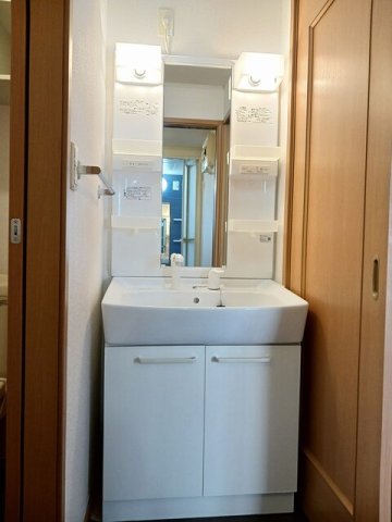 洗面設備　明るい洗面所です