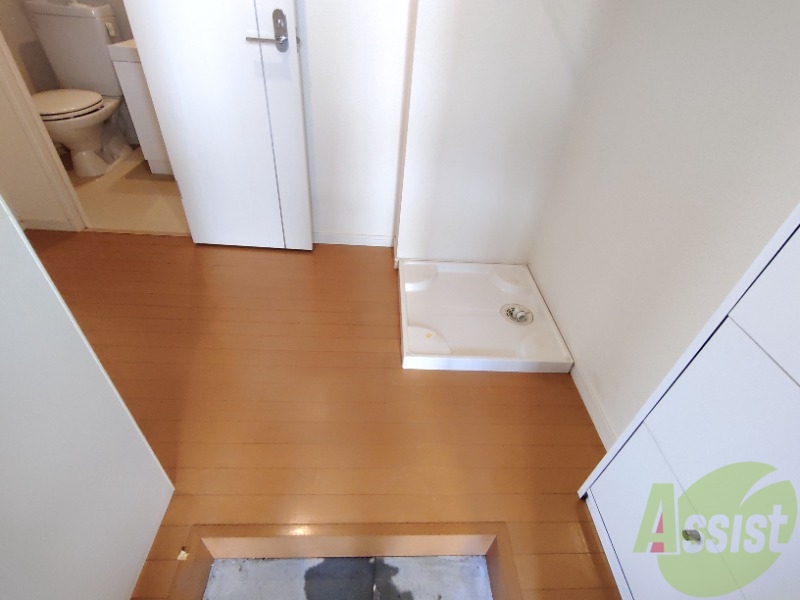 玄関　玄関からの様子です。綺麗なフローリングが広がっています。