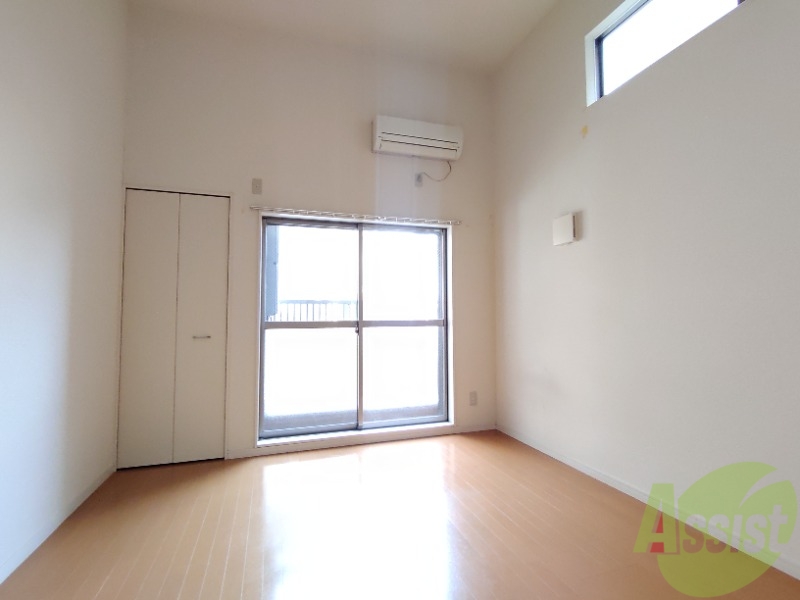 居室・リビング　広くきれいなリビングは明るい光も良く差します。