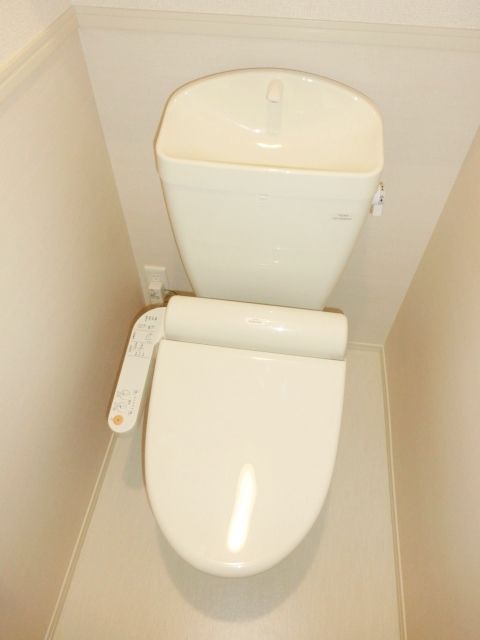 トイレ　温水洗浄便座付きのトイレ。